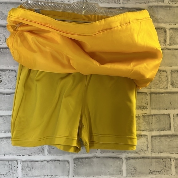 Louis Castel Women’s yellow skort, roughly size 8 women’s - Picture 8 of 8
